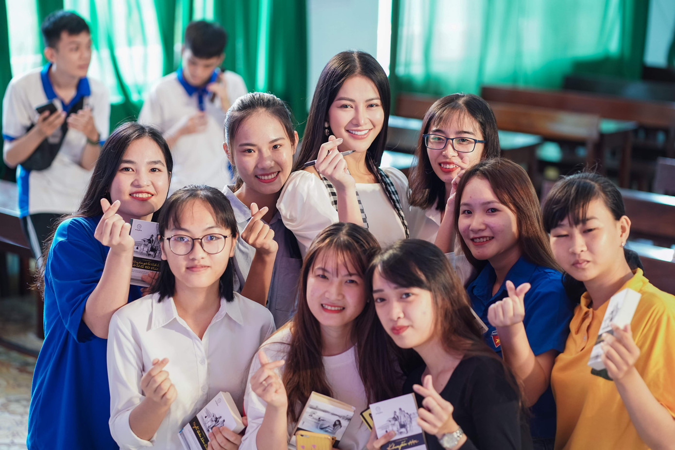 Hoa hậu Phương Khánh: Vương miện toả sáng hơn nhờ tri thức ảnh 1