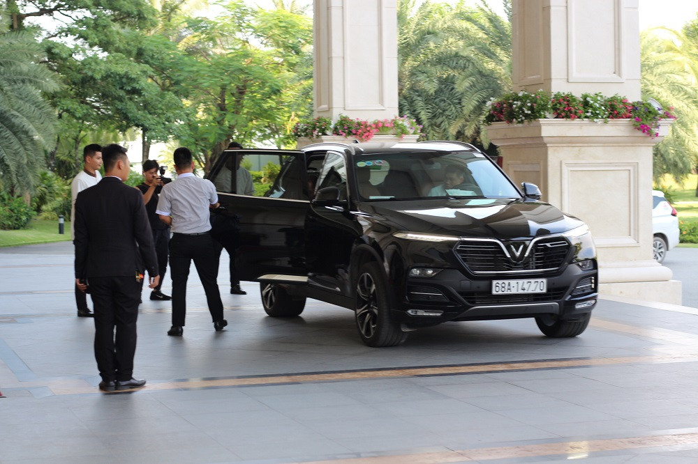 Ngô Thanh Vân rạng ngời bên xe VinFast đi dự đám cưới Đông Nhi ảnh 6