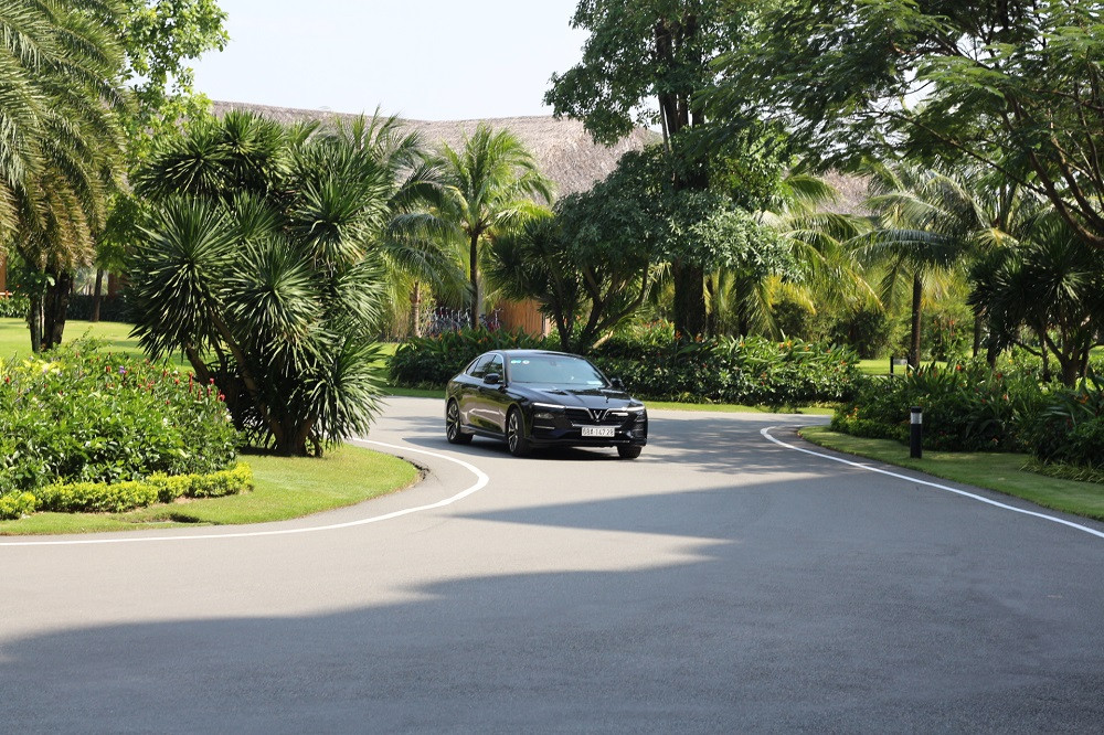 Ngô Thanh Vân rạng ngời bên xe VinFast đi dự đám cưới Đông Nhi ảnh 3