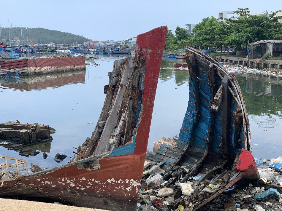 Nhếch nhác 'nghĩa địa' tàu cá tiền tỉ ở cảng Sa Huỳnh ảnh 10