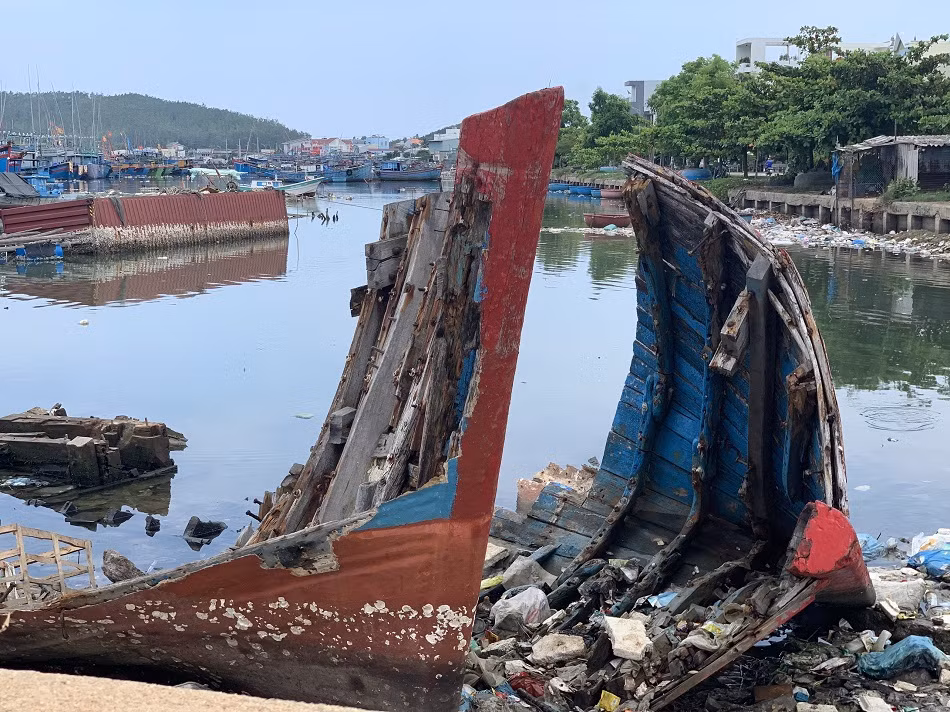 Nhếch nhác 'nghĩa địa' tàu cá tiền tỉ ở cảng Sa Huỳnh ảnh 10