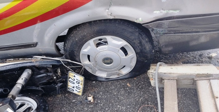 Va chạm liên hoàn, xe khách nằm vắt vẻo trên thành cầu ảnh 4