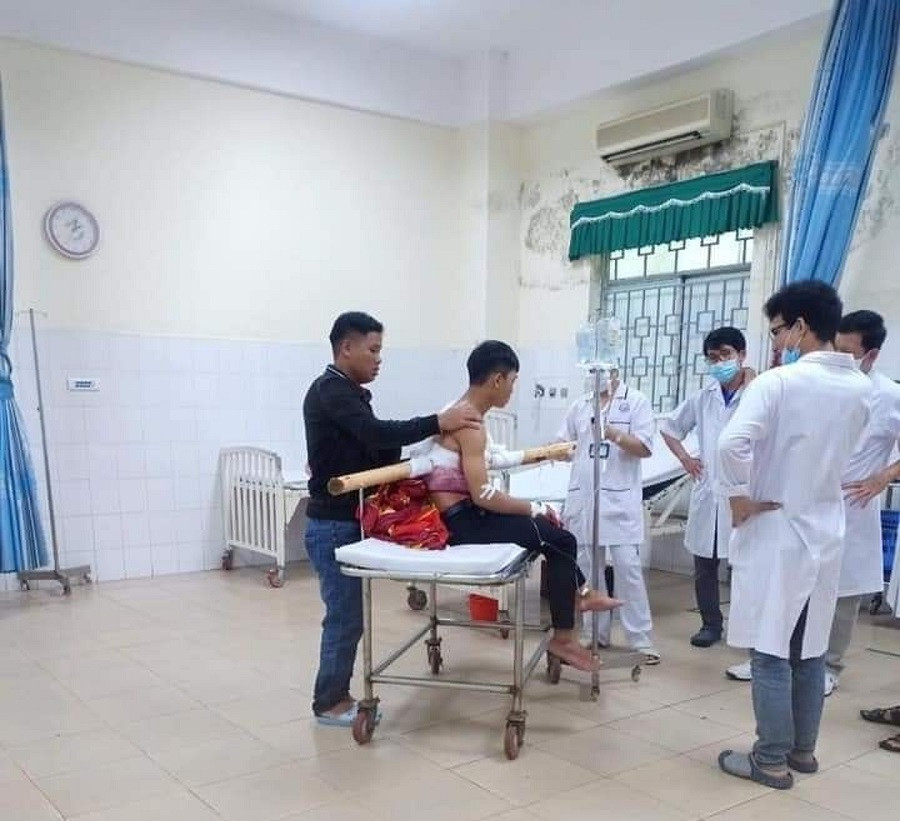 Quảng Ngãi: Nam thanh niên bị thanh gỗ to đâm xuyên người ảnh 1