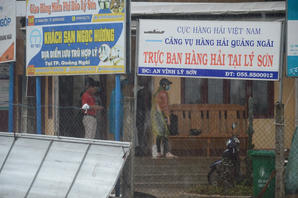 Hàng trăm du khách vội vã rời đảo Lý Sơn để tránh bão số 5 ảnh 1