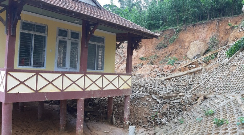 Quảng Ngãi: Xuất hiện thêm hàng loạt điểm sạt lở mới ảnh 1 Quảng Ngãi: Xuất hiện thêm hàng loạt điểm sạt lở mới ảnh 1