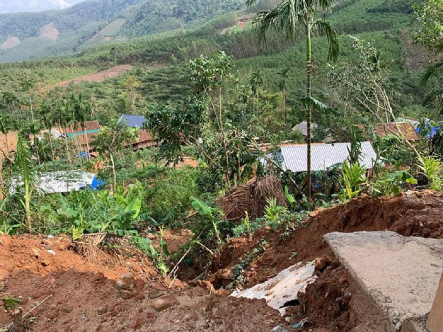 Quảng Ngãi: Xuất hiện thêm hàng loạt điểm sạt lở mới ảnh 4 Quảng Ngãi: Xuất hiện thêm hàng loạt điểm sạt lở mới ảnh 4