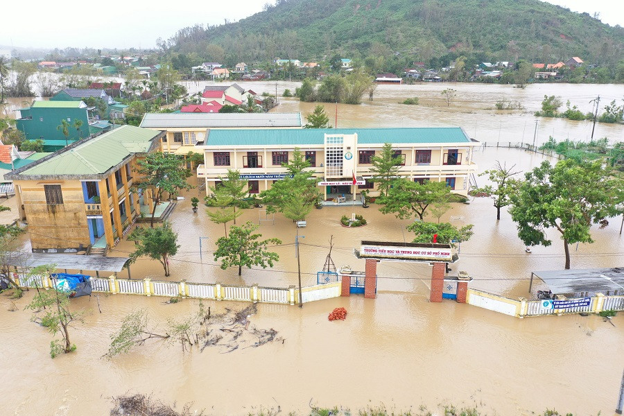 Quảng Ngãi: Sơ tán hơn hàng nghìn người dân ra khỏi vùng ngập sâu do mưa lũ ảnh 8
