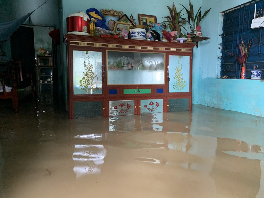 Quảng Ngãi: Sơ tán hơn hàng nghìn người dân ra khỏi vùng ngập sâu do mưa lũ ảnh 1