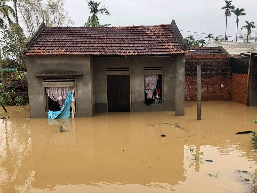 Quảng Ngãi: Sơ tán hơn hàng nghìn người dân ra khỏi vùng ngập sâu do mưa lũ ảnh 2