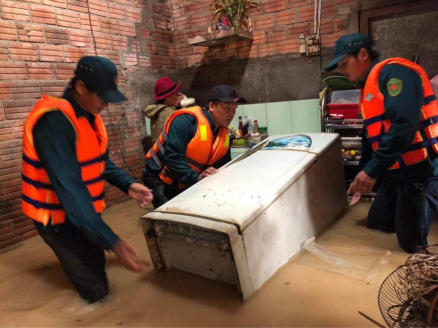 Quảng Ngãi: Sơ tán hơn hàng nghìn người dân ra khỏi vùng ngập sâu do mưa lũ ảnh 6