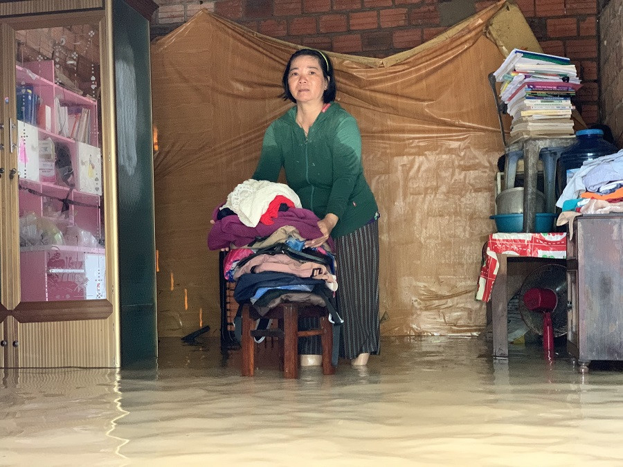 Quảng Ngãi: Sơ tán hơn hàng nghìn người dân ra khỏi vùng ngập sâu do mưa lũ ảnh 3