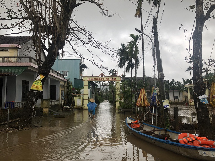 Mưa lớn, nhiều tuyến đường Quảng Ngãi ngập sâu trong nước ảnh 7