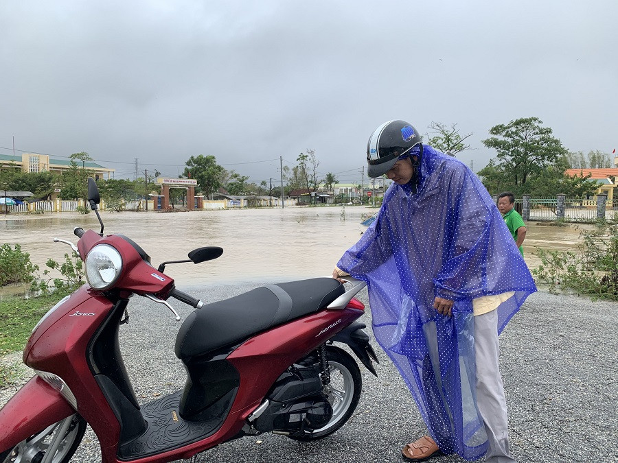 Mưa lớn, nhiều tuyến đường Quảng Ngãi ngập sâu trong nước ảnh 14