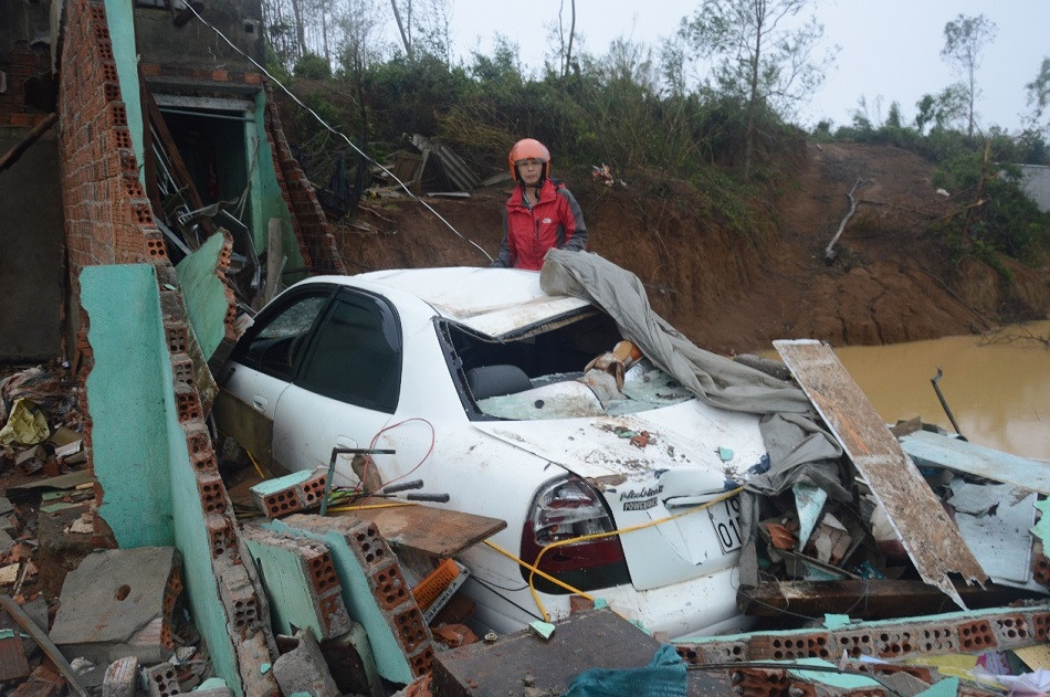 Quảng Ngãi: Thống nhất mức kinh phí hỗ trợ người dân bị thiệt hại về nhà ở sau bão số 9 ảnh 1