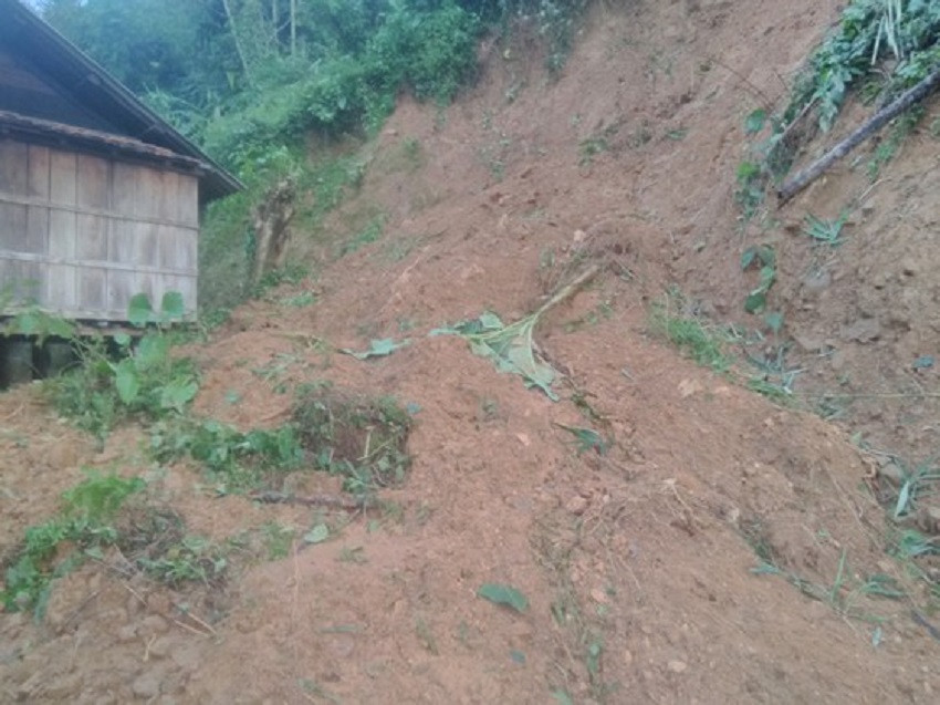 Quảng Ngãi: Khẩn cấp di dời hàng trăm người dân vùng sạt lở núi ảnh 1