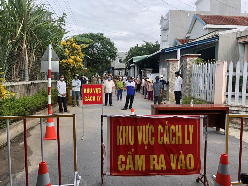 Dỡ bỏ lệnh phong tỏa khu cách ly, nơi bệnh nhân 621 sinh sống ảnh 2