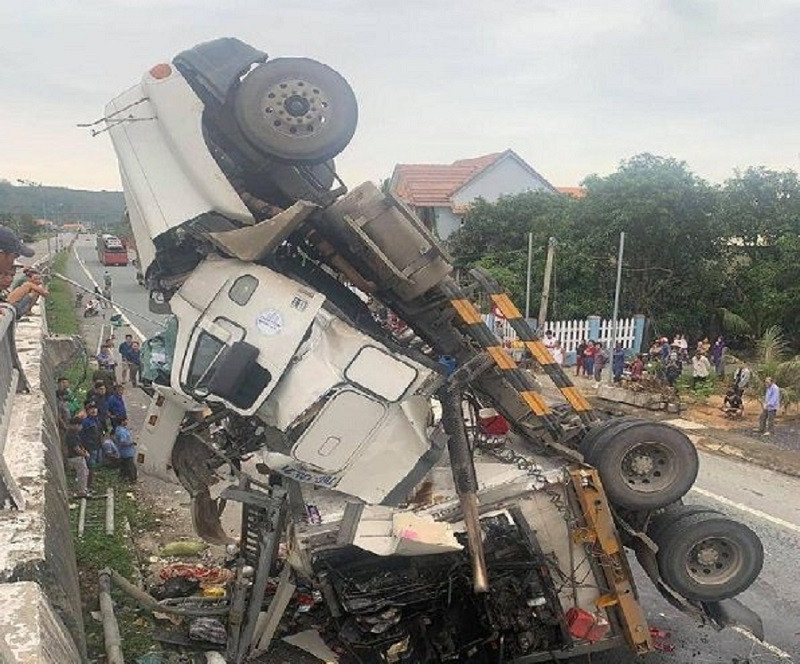 Tránh ổ gà, xe container lao từ cầu vượt xuống đường nằm ‘phơi bụng’ ảnh 2