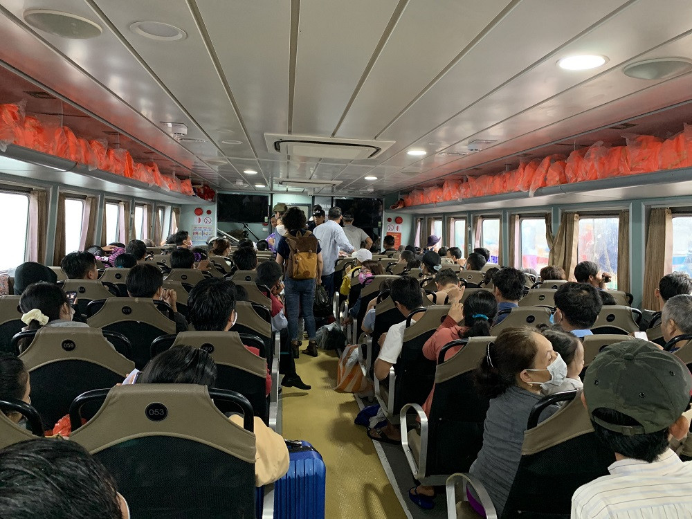 Hàng trăm du khách vội vã rời đảo Lý Sơn để tránh bão số 5 ảnh 2