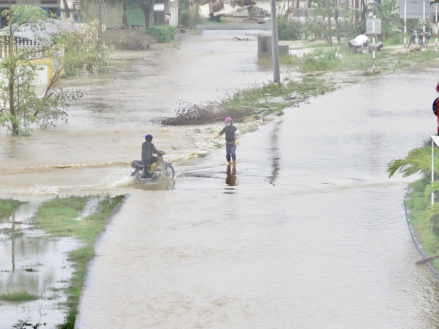 Mưa lớn, nhiều tuyến đường Quảng Ngãi ngập sâu trong nước ảnh 11