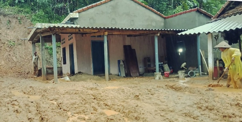 Quảng Ngãi: Một người bị lũ cuốn trôi mất tích, sạt lở chia cắt nhiều tuyến đường ảnh 3