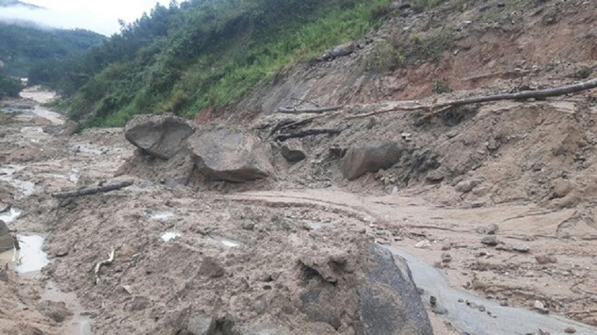 Sạt lở núi, hàng nghìn người dân Quảng Ngãi bị cô lập ảnh 3