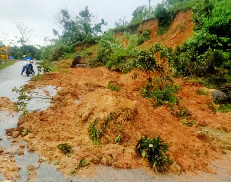 Cố tình vượt rào chắn cảnh báo sạt lở, hai thanh niên suýt bị đất đá vùi chết ảnh 3