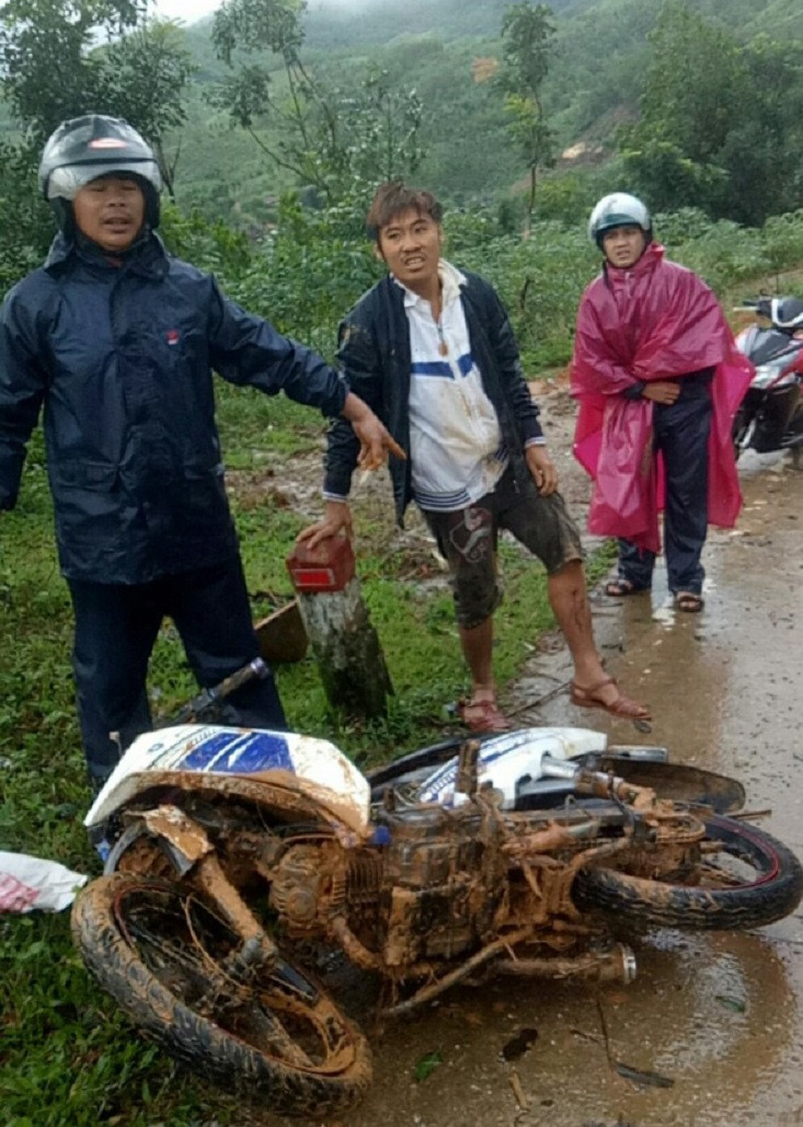 Cố tình vượt rào chắn cảnh báo sạt lở, hai thanh niên suýt bị đất đá vùi chết ảnh 2