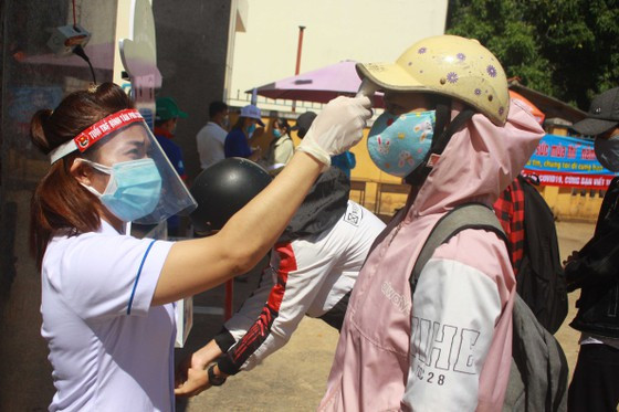 Gần 900.000 sỹ tử khẩu trang kín bưng làm thủ tục thi tốt nghiệp THPT ảnh 26