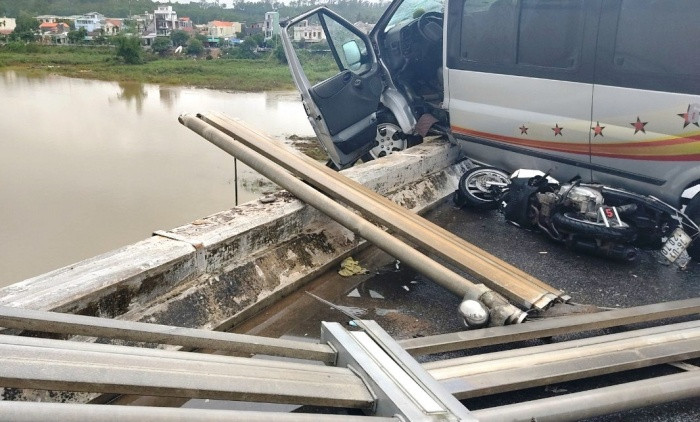 Va chạm liên hoàn, xe khách nằm vắt vẻo trên thành cầu ảnh 2