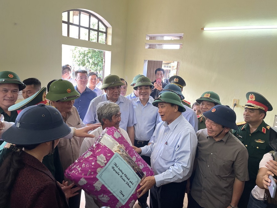 Thủ tướng Chính phủ Nguyễn Xuân Phúc thăm người dân vùng tâm bão Quảng Ngãi ảnh 2