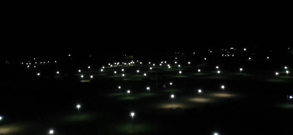 Đèn bẫy bướm trên 'thủ phủ' hành tím ở Lý Sơn sáng rực như sao trời về đêm ảnh 1