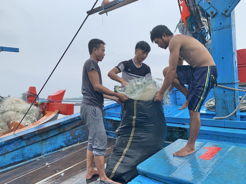 Quảng Ngãi cấm tất cả tàu thuyền ra khơi từ lúc 13 giờ chiều nay ảnh 2