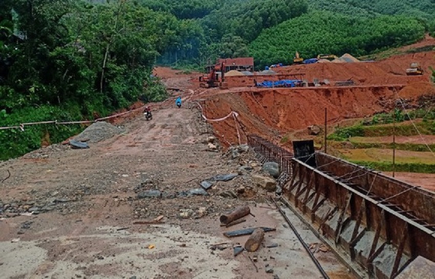 Quảng Ngãi: Khẩn cấp di dời hàng trăm người dân vùng sạt lở núi ảnh 3