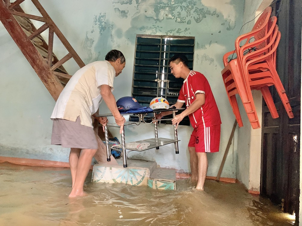 Người dân Quảng Ngãi, Quảng Nam hối hả chạy lũ ảnh 5