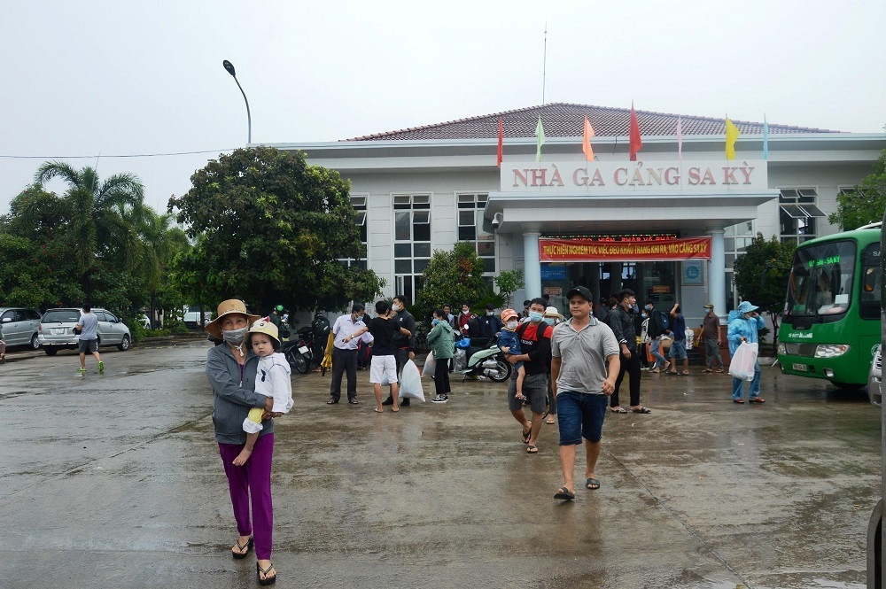 Hàng trăm du khách vội vã rời đảo Lý Sơn để tránh bão số 5 ảnh 4