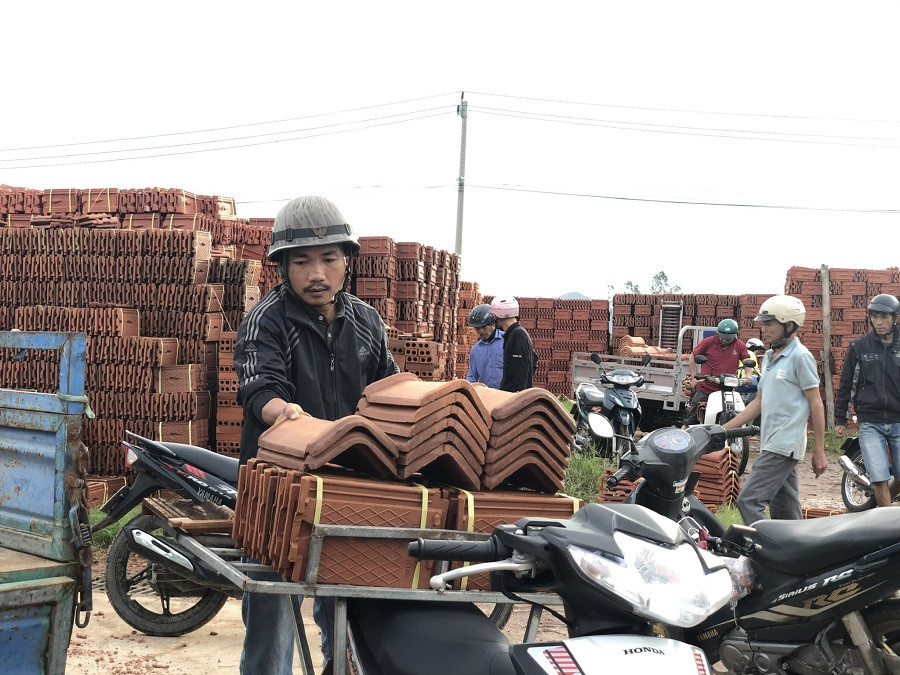 Quảng Ngãi: Giá ngói, tôn tăng bất thường sau bão số 9 ảnh 1