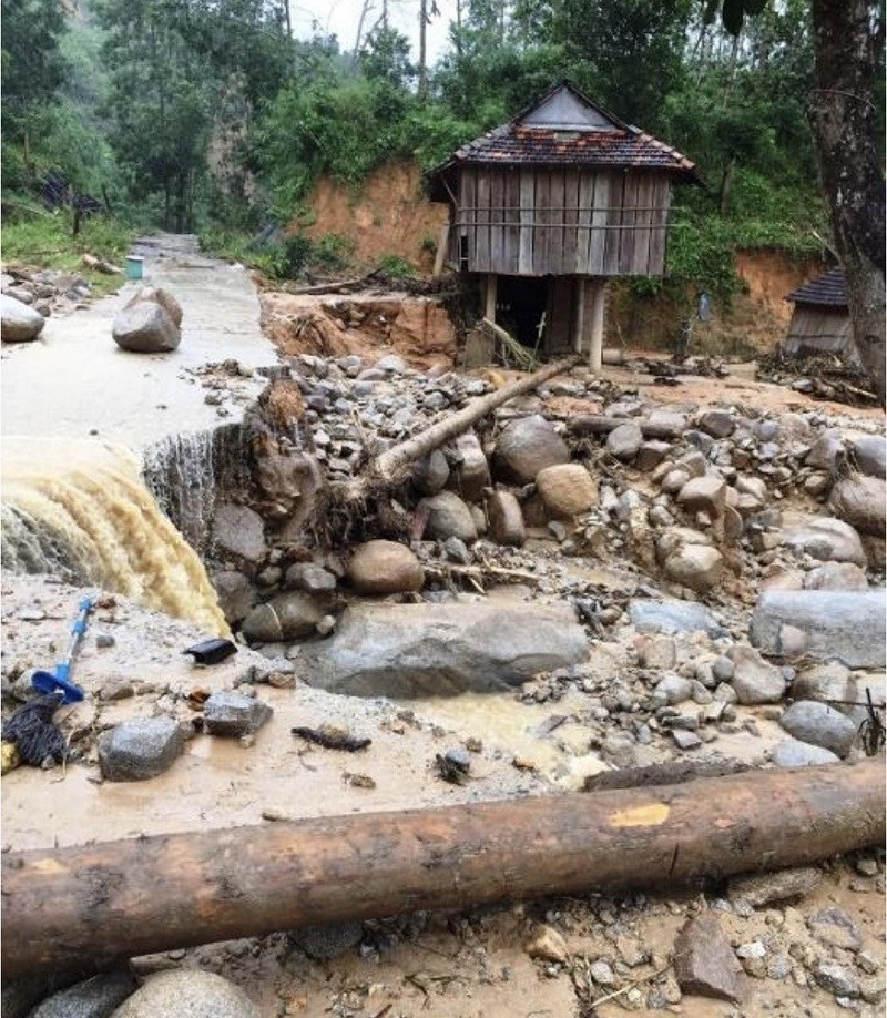 Lũ quét kinh hoàng, cuốn trôi nhiều nhà dân ở Quảng Ngãi ảnh 1