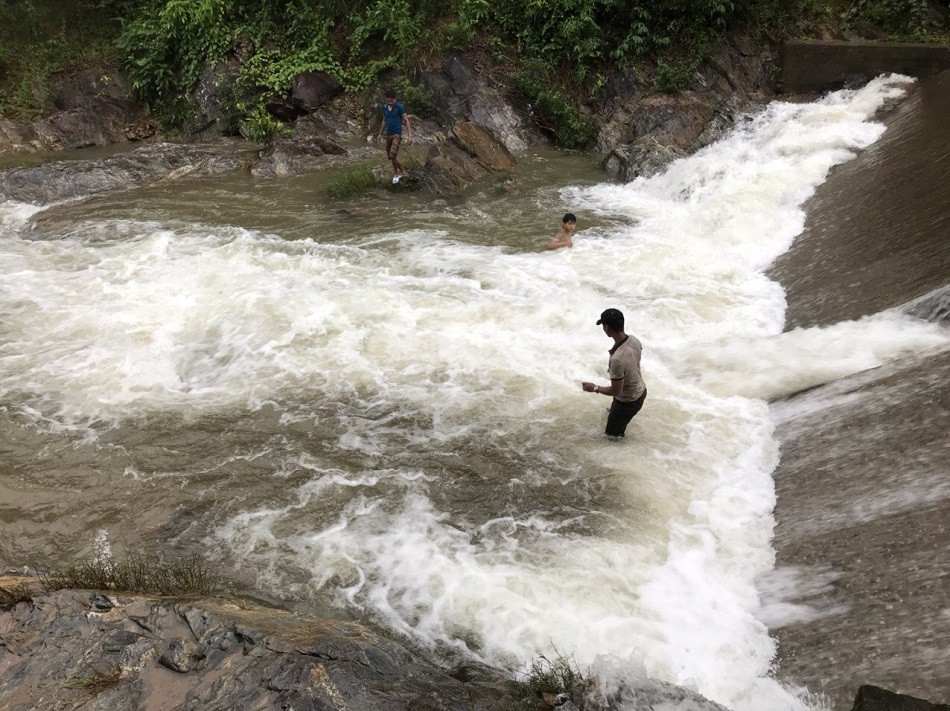 Quảng Ngãi: Một người bị lũ cuốn trôi mất tích, sạt lở chia cắt nhiều tuyến đường ảnh 1