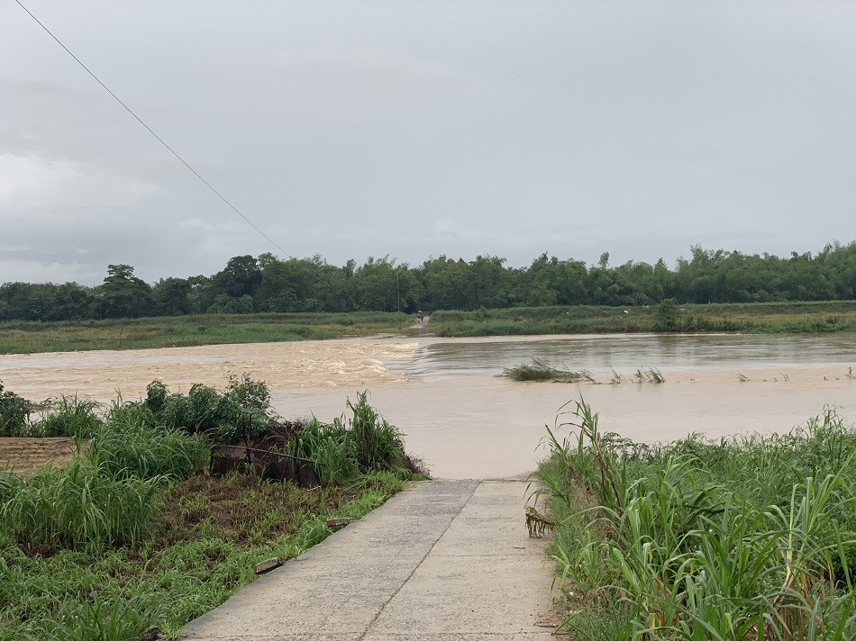 Quảng Ngãi: Một người bị lũ cuốn trôi mất tích, sạt lở chia cắt nhiều tuyến đường ảnh 4