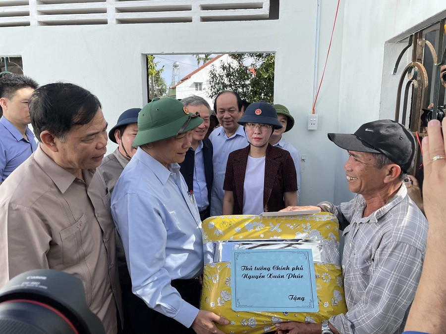 Thủ tướng Chính phủ Nguyễn Xuân Phúc thăm người dân vùng tâm bão Quảng Ngãi ảnh 1