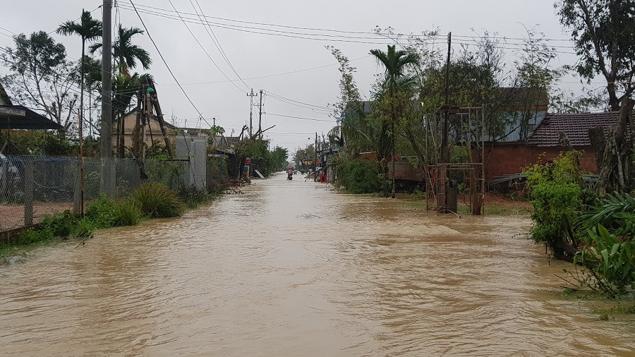 Mưa lớn, nhiều tuyến đường Quảng Ngãi ngập sâu trong nước ảnh 4