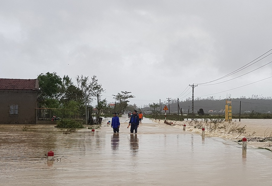 Mưa lớn, nhiều tuyến đường Quảng Ngãi ngập sâu trong nước ảnh 5