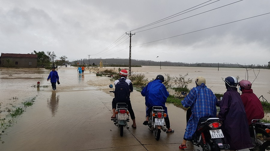 Mưa lớn, nhiều tuyến đường Quảng Ngãi ngập sâu trong nước ảnh 6