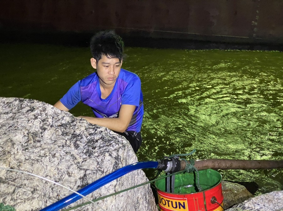 Hút 10 tấn dầu trên tàu vận tải bị nạn ở vùng biển Quảng Ngãi ảnh 1