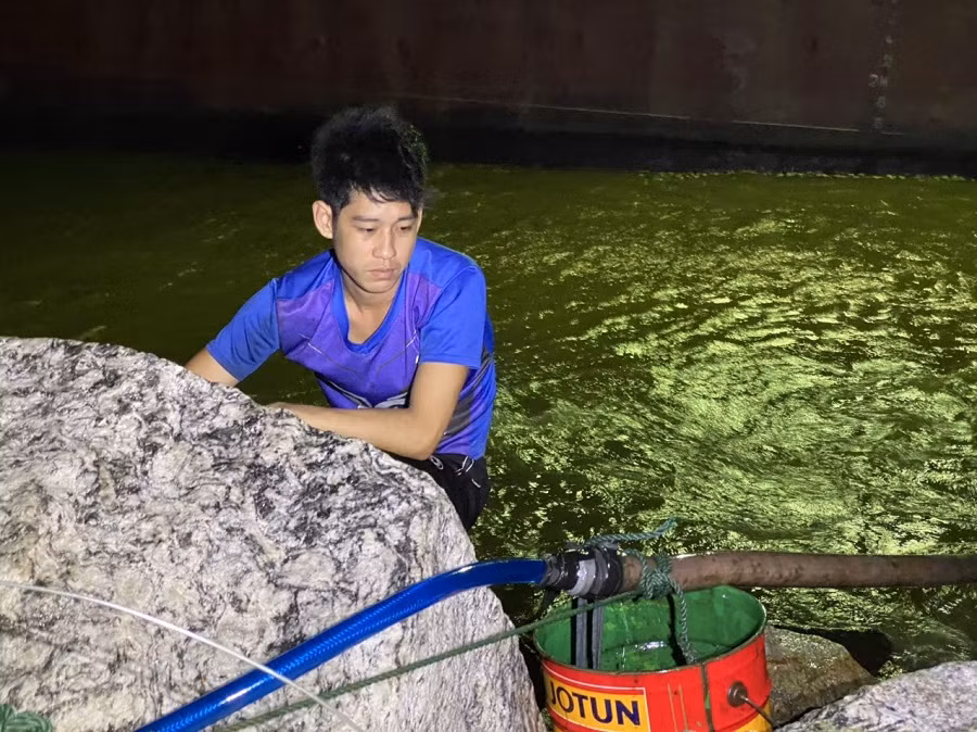 Hút 10 tấn dầu trên tàu vận tải bị nạn ở vùng biển Quảng Ngãi ảnh 1
