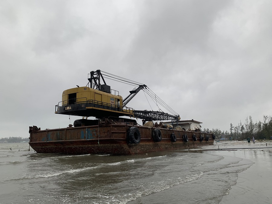 Xà lan trôi dạt trên vùng cảng biển Dung Quất đe dọa an toàn hàng hải ảnh 3