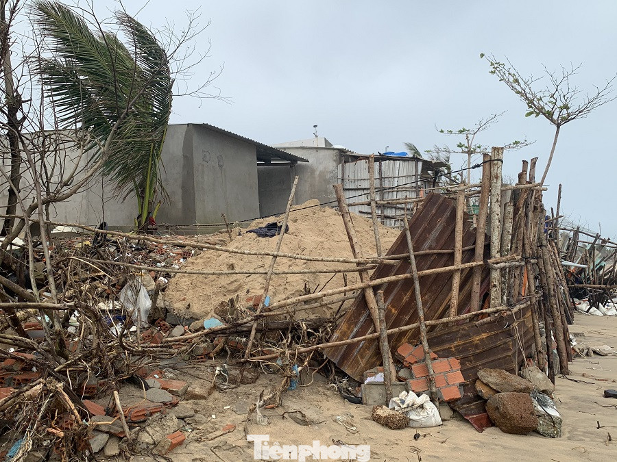 Triều cường 'nuốt' nhiều nhà dân ở vùng ven biển Quảng Ngãi ảnh 2