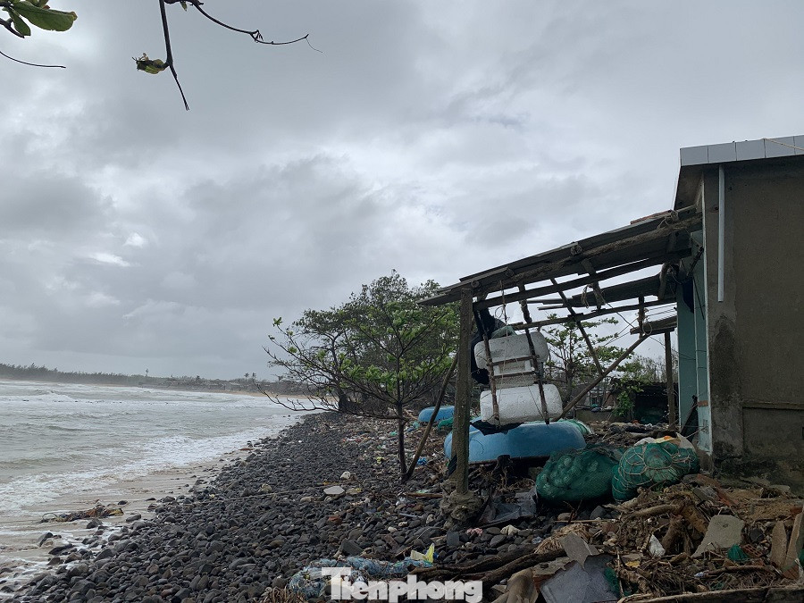 Triều cường 'nuốt' nhiều nhà dân ở vùng ven biển Quảng Ngãi ảnh 15