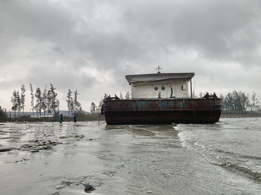 Xà lan trôi dạt trên vùng cảng biển Dung Quất đe dọa an toàn hàng hải ảnh 5