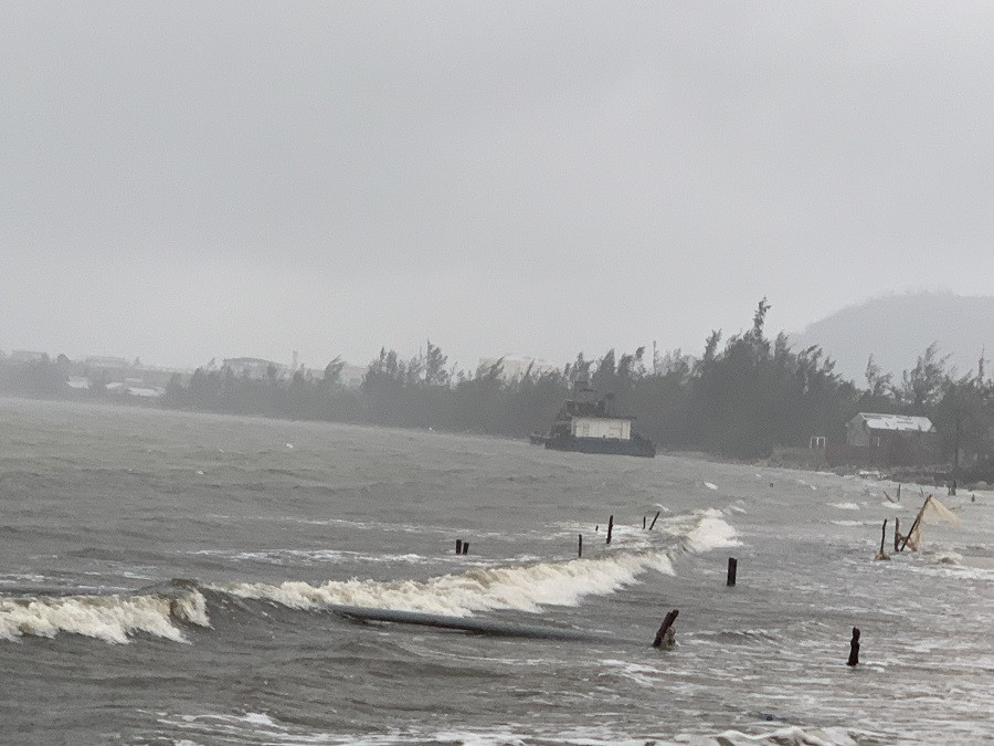 Xà lan trôi dạt trên vùng cảng biển Dung Quất đe dọa an toàn hàng hải ảnh 4